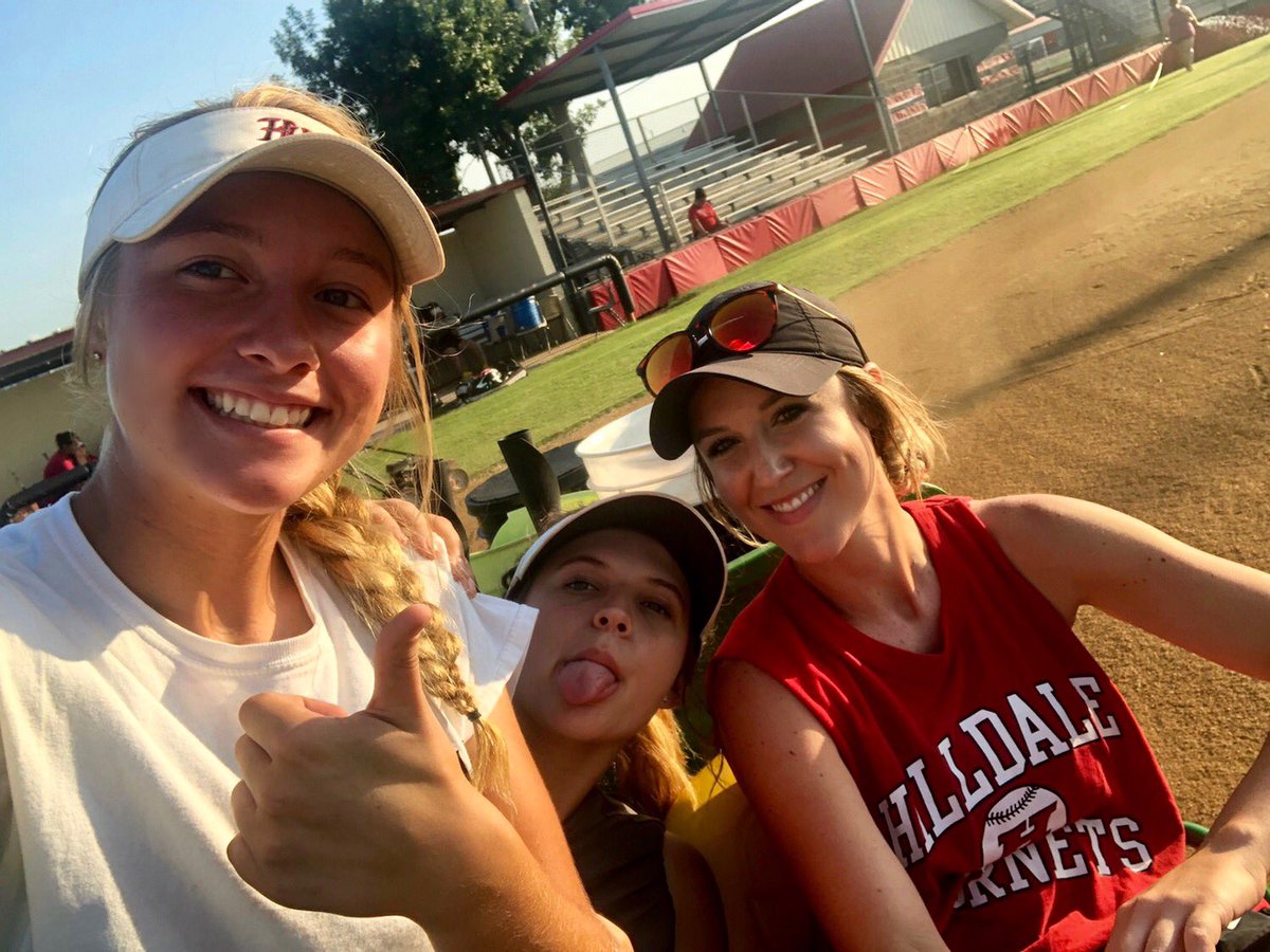 ashtonbruce32's tweet photo. 2019 softball season is about to begin! Let’s get it! #hilldalehornets https://t.co/42AWIeC7EY