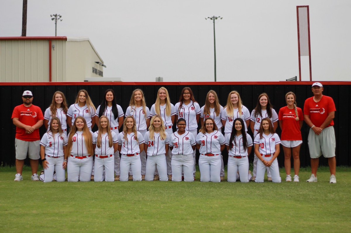 ashtonbruce32's tweet photo. 2019 softball season is about to begin! Let’s get it! #hilldalehornets https://t.co/42AWIeC7EY