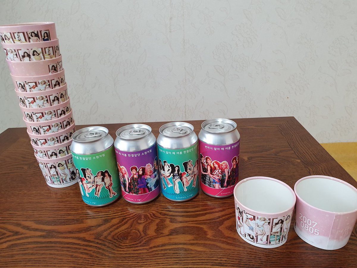 yoonayoon0530's tweet photo. 좀전에 택배 도착ㅜ
저번주 카페무라노에서 소녀시대 12주년 기념 이벤트 했었는데 못가서 아쉬웠는데 온라인으로 판매한다고 해서 에이드음료 각각2개씩 주문했네여ㅜㅜ 작년 11주년때 갔었는뎅ㅜㅜ 넘 좋아용ㅜㅜ
컵홀더 12개 완전 대박ㅜㅜㅜ 캔음료도 넘 이쁘고 그 여름가서 넘 좋고 ㅜㅜ https://t.co/D659YS5REj