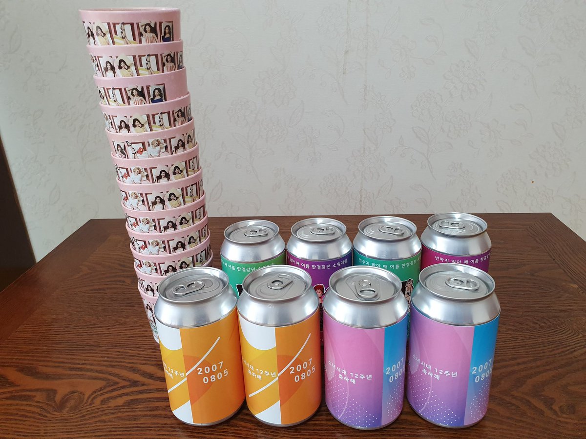 yoonayoon0530's tweet photo. 좀전에 택배 도착ㅜ
저번주 카페무라노에서 소녀시대 12주년 기념 이벤트 했었는데 못가서 아쉬웠는데 온라인으로 판매한다고 해서 에이드음료 각각2개씩 주문했네여ㅜㅜ 작년 11주년때 갔었는뎅ㅜㅜ 넘 좋아용ㅜㅜ
컵홀더 12개 완전 대박ㅜㅜㅜ 캔음료도 넘 이쁘고 그 여름가서 넘 좋고 ㅜㅜ https://t.co/D659YS5REj