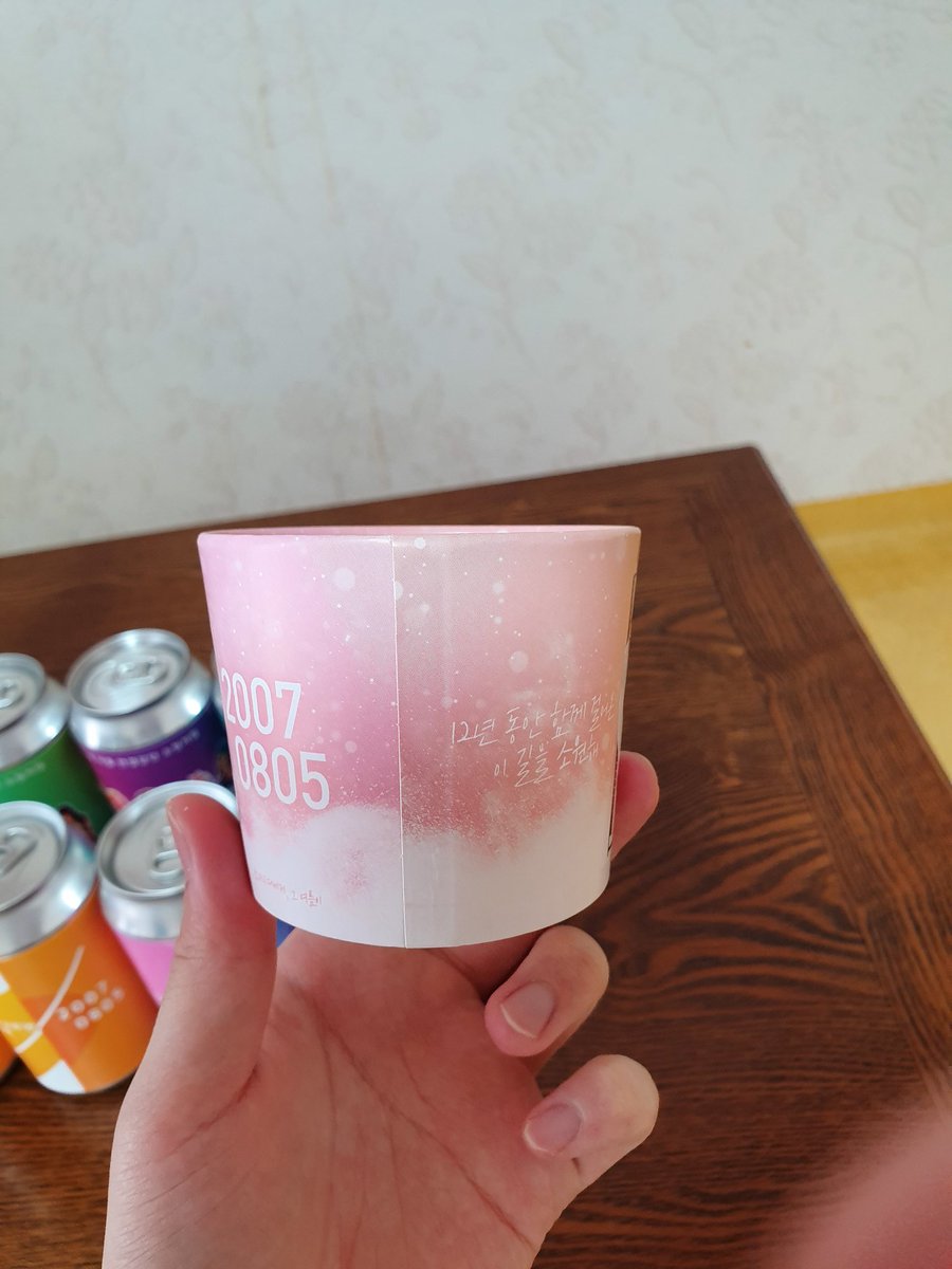 좀전에 택배 도착ㅜ
저번주 카페무라노에서 소녀시대 12주년 기념 이벤트 했었는데 못가서 아쉬웠는데 온라인으로 판매한다고 해서 에이드음료 각각2개씩 주문했네여ㅜㅜ 작년 11주년때 갔었는뎅ㅜㅜ 넘 좋아용ㅜㅜ
컵홀더 12개 완전 대박ㅜㅜㅜ 캔음료도 넘 이쁘고 그 여름가서 넘 좋고 ㅜㅜ