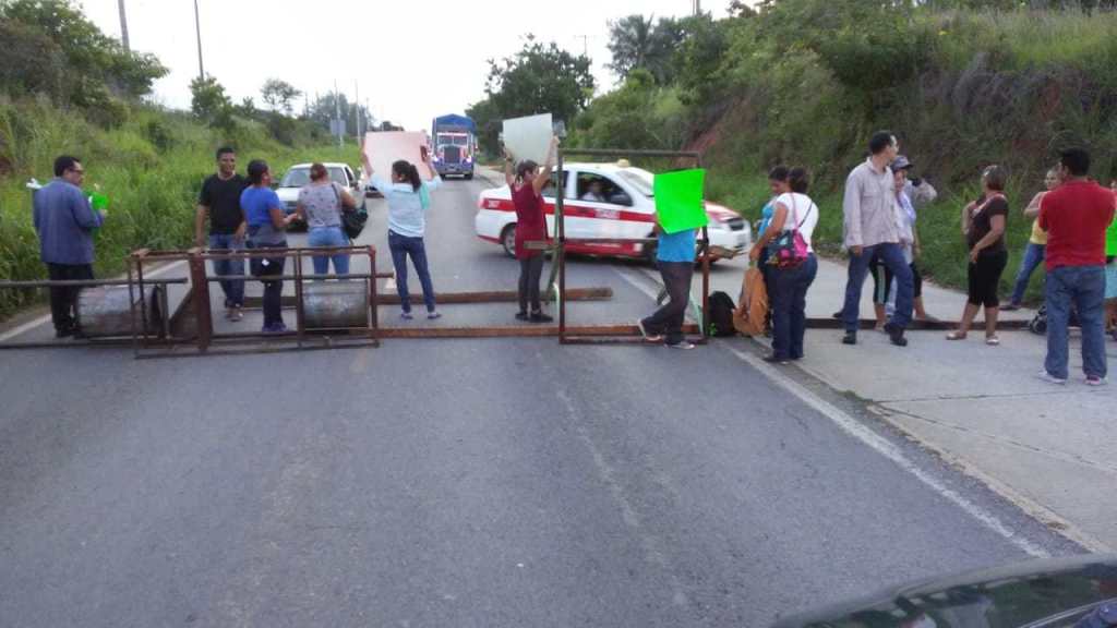 NOTICIASFM's tweet photo. #URGENTE #Bloqueo a la carretera #AntiguaMinatitlán #Canticas vecinos sin luz en #PuntaVerde #Cosoleacaque https://t.co/YsZ0QTzcvP https://t.co/DjMYqE0WPX