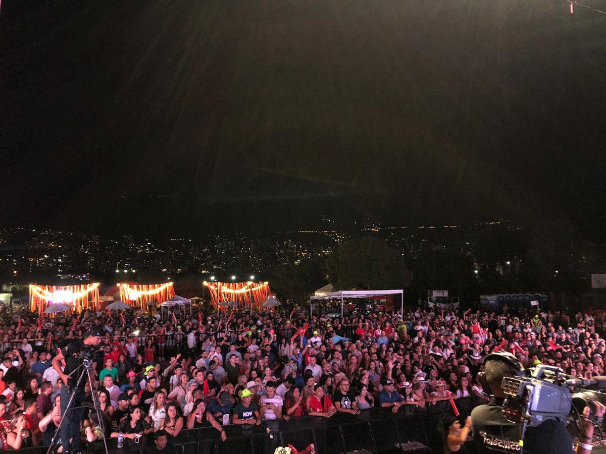 ClaroMusicaCO's tweet photo. Si #ClaroMúsicaFest llegara a tu ciudad, ¿qué artista te gustaría ver? Coméntanos y sigue prendiéndote con este fiestón. 💃🎤🔥 https://t.co/1ybtHanlgN