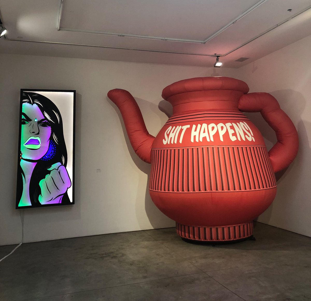 HinaTweetsNow's tweet photo. Sooooo thrilled to have caught @hatecopy’s ‘Fraaaandship’ exhibit at Richard Taittinger Gallery in Manhattan today! What’s ironic is that I was never able to make it to one of Hatecopy’s exhibits in Toronto, even though that’s where we’re both from! NYC was meant to be. #Hatecopy https://t.co/p0X39RRqj9