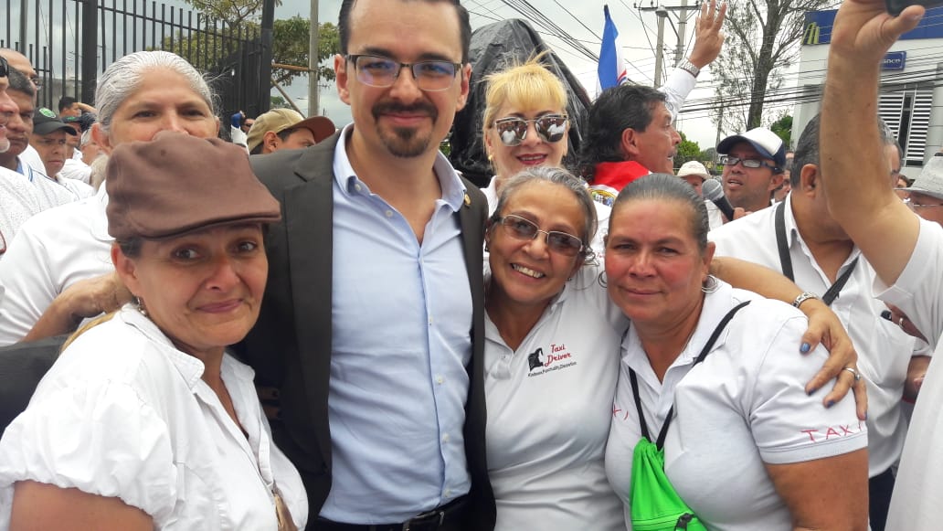 Pues no nos abandone hace un año creímos en usted y su Ayuda y seguimos esperando.