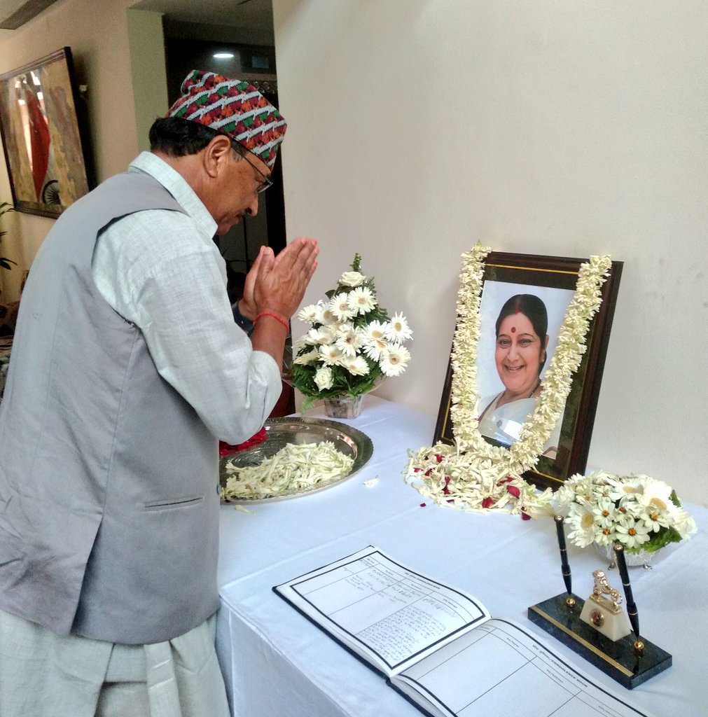 लम्पसार पर्नुको पनि हद हुन्छ शद्धांन्जलीको एक टुइट लेख्नु त ठिकै थियो यसरी भारतिय दूतावास नै गएर लम्पसार पर्नेले हिजो उसले नाकाबन्दी लगाउदा देश र जनताको के हालत भएको थियो भुल्या हो ? यहि मान्छे फेरि चर्को स्वरमा देशभक्तिको नारा लगाउछ ।