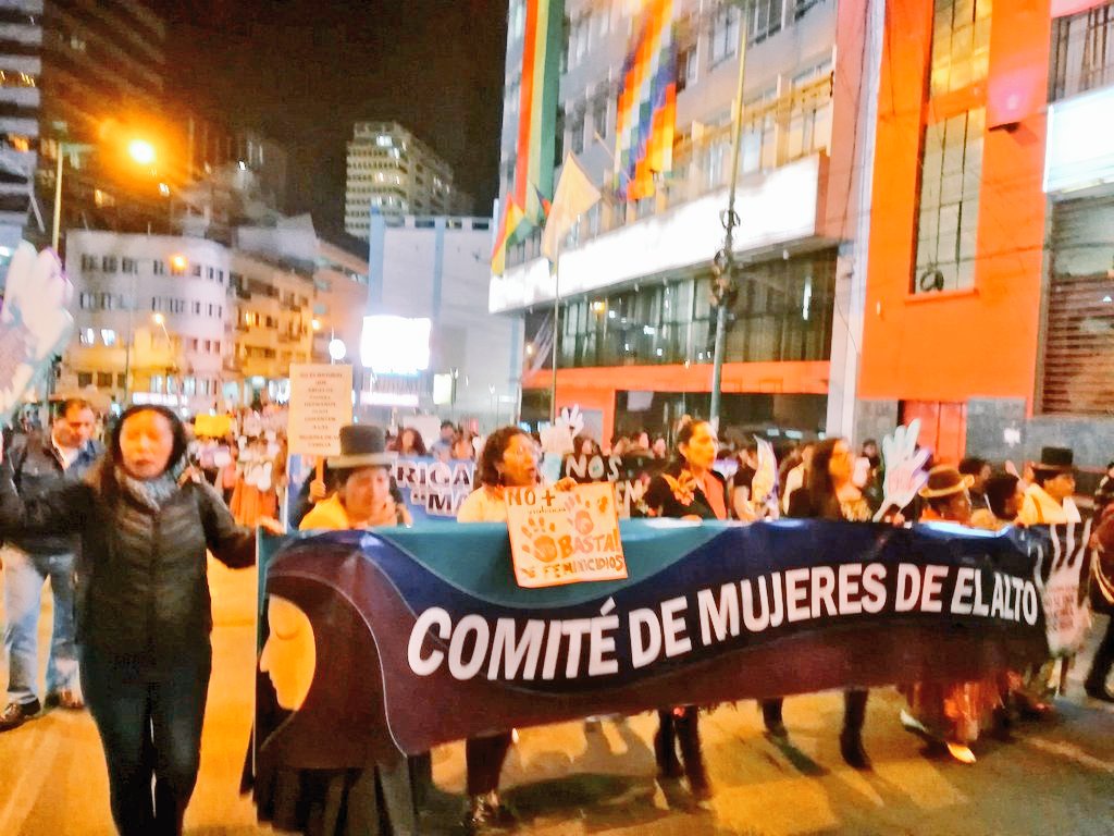 descolonizando's tweet photo. #Ahora #HagamosUnPacto
 #Despatriarcalización 
La Min. @Wilma_DeElAlto junto al Comité de Mujeres de El Alto y jóvenes se suman a la marcha contra la violencia y feminicidios.

#VivamosSinViolencia 
@Canal_BoliviaTV
@RT_com
@mincombolivia https://t.co/mTmjo9OqZK