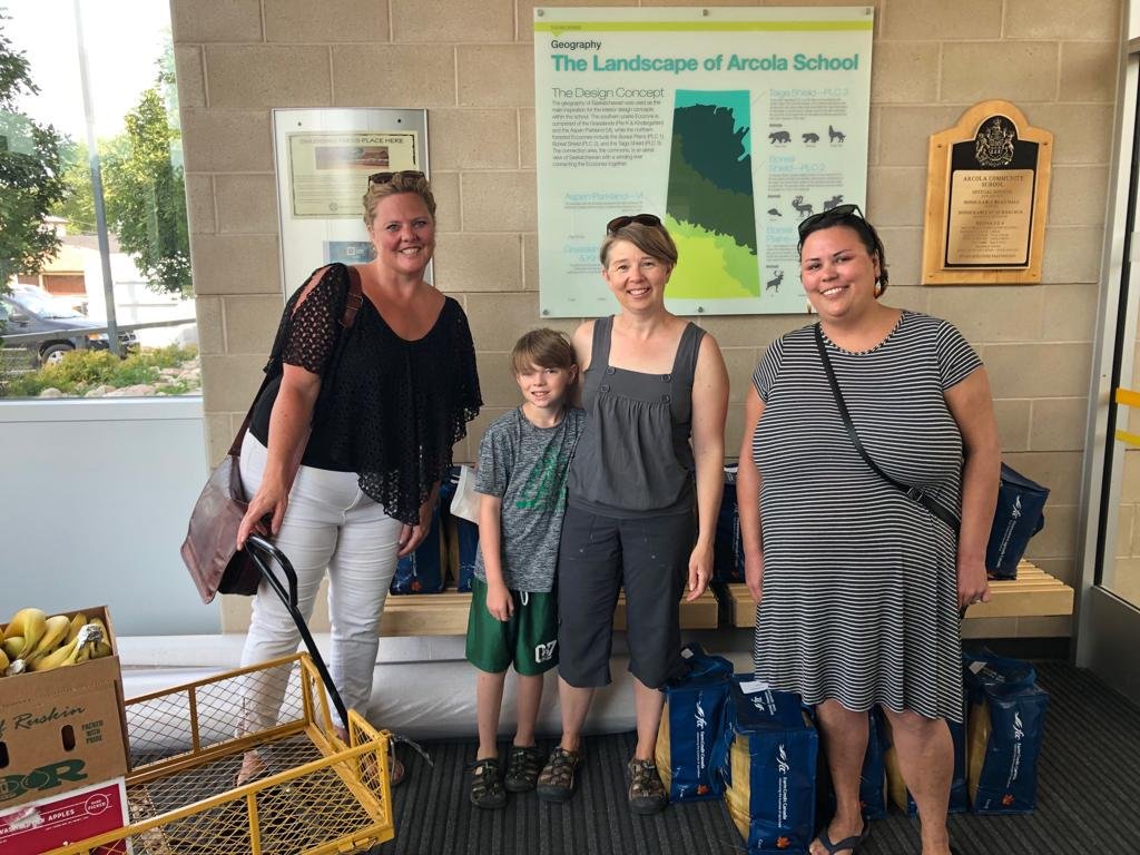 ArcolaDragons's tweet photo. Volunteers with @UnitedWayRegina arrived in style (a school bus!) to drop off delicious Good Food Boxes to #SummerSuccess camps across the city! #CampDragon says THANK YOU! @RegPublicSchool https://t.co/K2EeFHNUOS