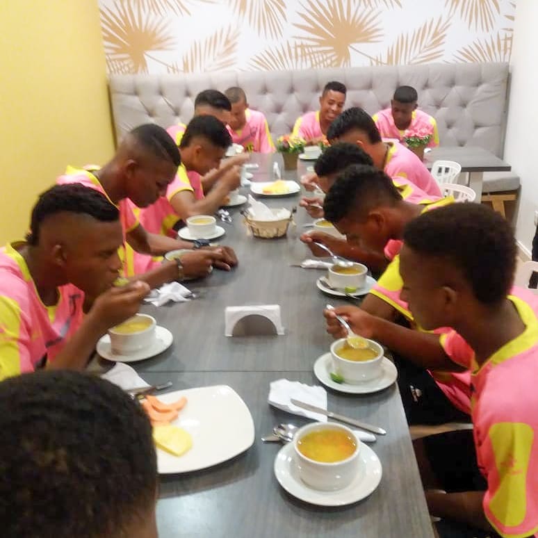 RealCartagena's tweet photo. #CanteraHeroica | A esta hora los jugadores del #RCs17 cenan en el hotel Santa Clara Boutique, de Montería, concentrados para el partido de vuelta de la tercera fase del Prejuvenil sub 17 Interclubes, ante Jaguares. https://t.co/vSpi1QufXn