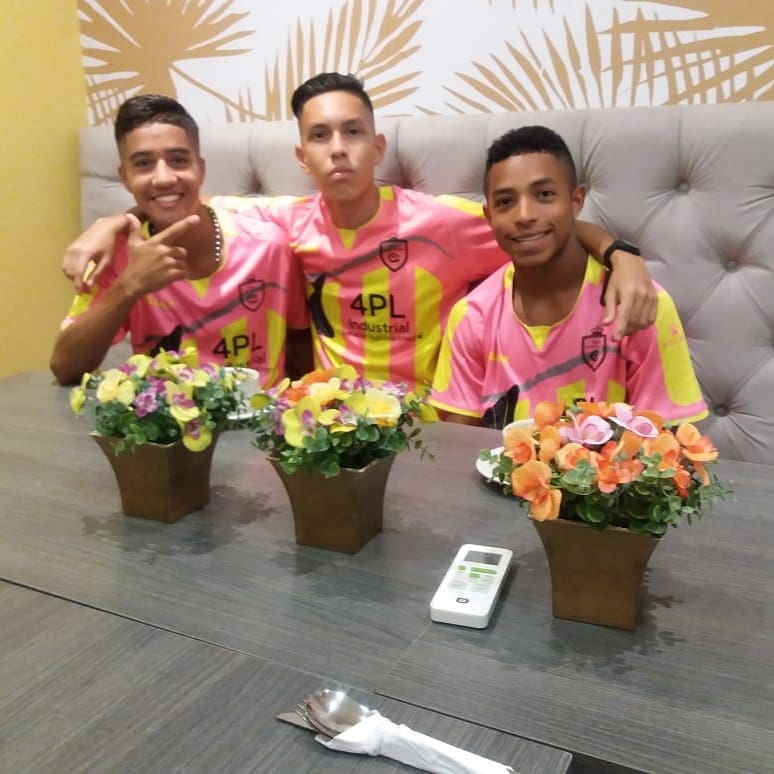 RealCartagena's tweet photo. #CanteraHeroica | A esta hora los jugadores del #RCs17 cenan en el hotel Santa Clara Boutique, de Montería, concentrados para el partido de vuelta de la tercera fase del Prejuvenil sub 17 Interclubes, ante Jaguares. https://t.co/vSpi1QufXn