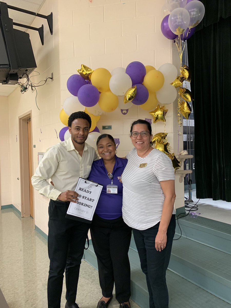 EduGator9's tweet photo. My first Open House as an Assistant Principal! “Rolling” out our red carpet for our STARS! ⭐️ @PAFA_STARS @Osceolaschools @PaceDebra #ReadWriteTalkSolve #performingarts https://t.co/22QYMd0ZhP