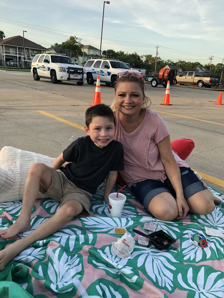 This is what community means!  Thank you Kemah Peace Officer Association for sponsoring this event. <a href="/KemahPD/">Kemah Police Dept.</a>