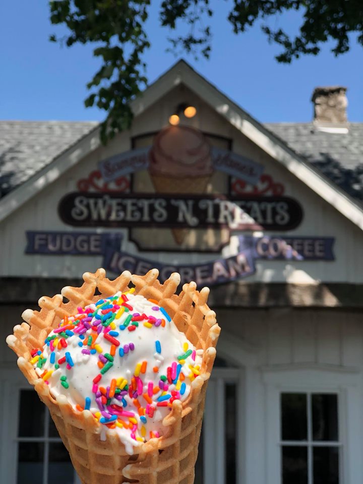 Sprinkle some yummy goodness into your weekend and stop by Sammy Lane’s Sweets N’ Treats to kick off your adventure at The Shepherd of the Hills! 🍨☕
