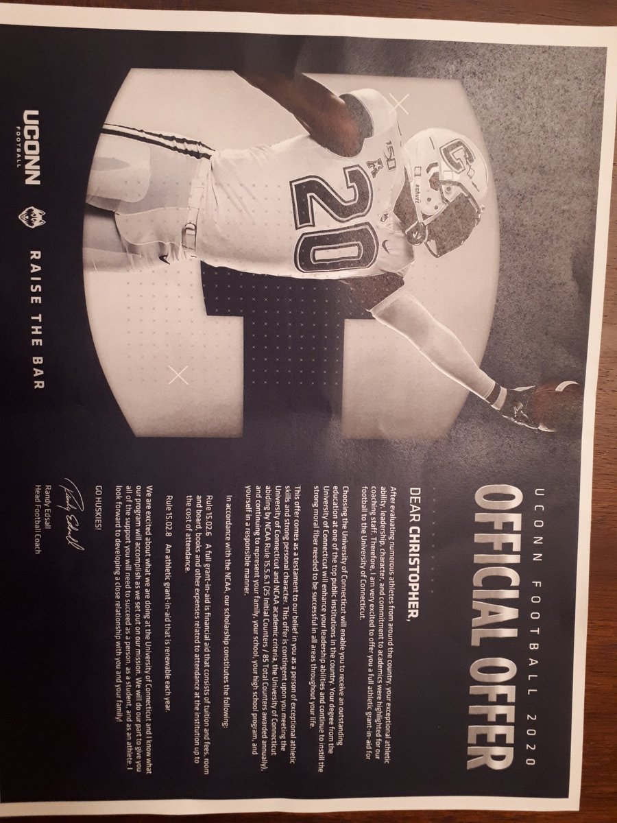 Christo7093's tweet image. Proud to have my official offer with UCONN !!🏈 and proud to be a Huskies after my finals year of cegep!!