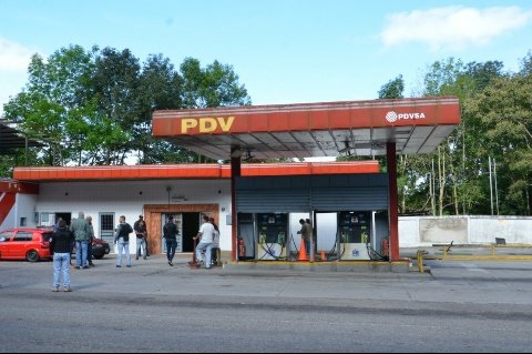 clapamc's tweet photo. RT: GMAS_Tachira: RT FreddyBernal: Entre las irregularidades se encuentran la desaparición de 7 gandolas y media de combustible, las cuales en el mercado ilegal, se cotizan en más de 350 millones de pesos y que en lo cotidiano afecta cerca de 10 mil vehí… https://t.co/kS1q60vI72