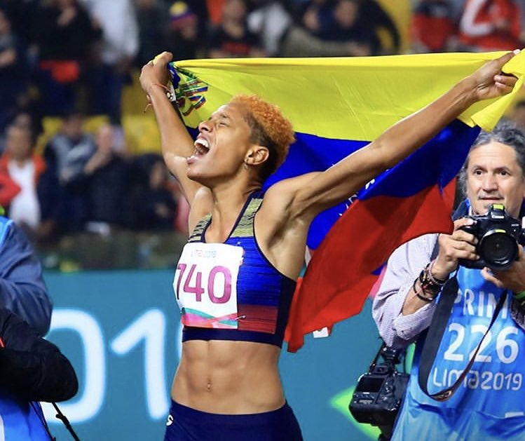 BarretoSira's tweet photo. #9Ago ¡GRANDE YULIMAR! Oro en Panamericanos en salto triple femenino con récord de 15.11.

Dejando en alto a #Venezuela y a #Anzoátegui. 
Hija, orgullosos de ti, de tu desempeño y de los éxitos que sigues alcanzando ¡Dios te bendiga!  
Yulimar Rojas, nuestra campeona  ¡Pa’lante! https://t.co/NFxdWL4eJM