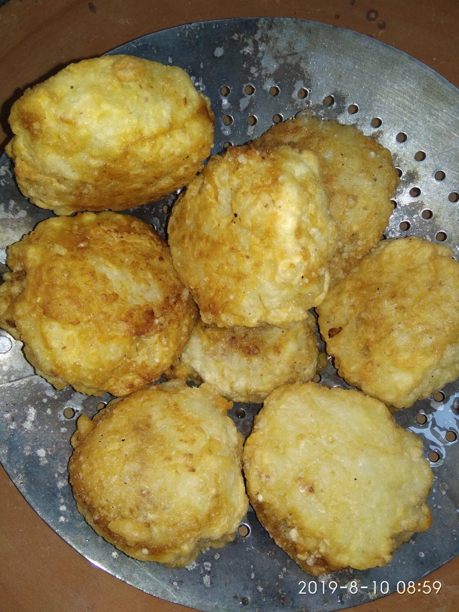 IchaFrestea's tweet photo. Jajanan iki jenenge bandem bahane ketan d isi kacang d goreng karo tepung,nggonmu jenenge opo luurr @cangkircilik https://t.co/unu5eUGKE1