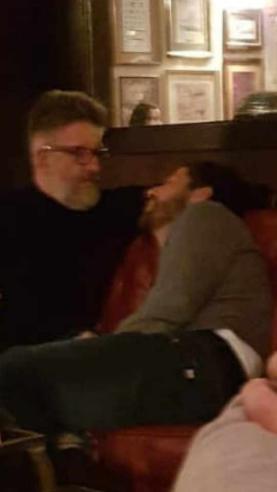 joaquihabla's tweet image. NOVARESIO MUY ACARAMELADO CON UN CHICO EN UN BAR.. #LoDije es tapado 😍😘😗 QUE VIVA EL AMOR