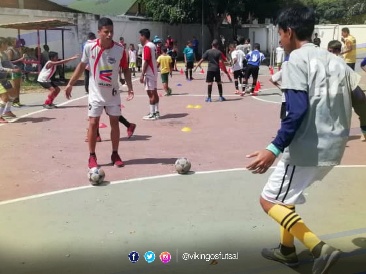 VikingosFutsal's tweet photo. Hoy es #Viernes | #Pretemporada2019 | Lo #Social es nuestra Mayor #Responsabilidad | ¡Qué tarde la de esta tarde!, los jugadores del FutbolClub La Rotaria nos dieron una cátedra de ímpetu, entrega, compañerismo, alegría, ilusión en una Clínica Impartida por el #PoderVikingo https://t.co/1FokbTbBes