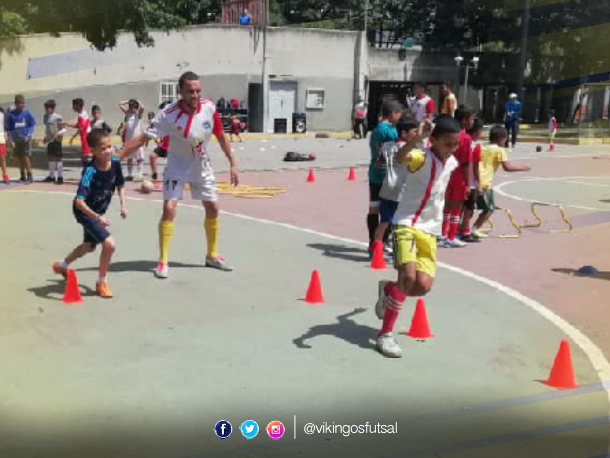 VikingosFutsal's tweet photo. Hoy es #Viernes | #Pretemporada2019 | Lo #Social es nuestra Mayor #Responsabilidad | ¡Qué tarde la de esta tarde!, los jugadores del FutbolClub La Rotaria nos dieron una cátedra de ímpetu, entrega, compañerismo, alegría, ilusión en una Clínica Impartida por el #PoderVikingo https://t.co/1FokbTbBes