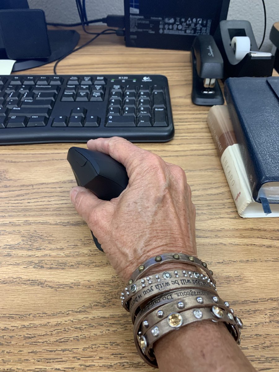 Have you ever felt sore or numbing in your wrist(s) from digital over use? I do, so I bought an ergonomic mouse for my work and home computers. I really like how it takes pressure off your wrist. I highly recommend buying and trying 🙌🏼😊
#ergonomic #happywrist #digitalhealth