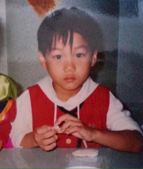 detailsofjongin's tweet photo. baby bear’s baby hands 🐻 https://t.co/WB3hyxgd4d
