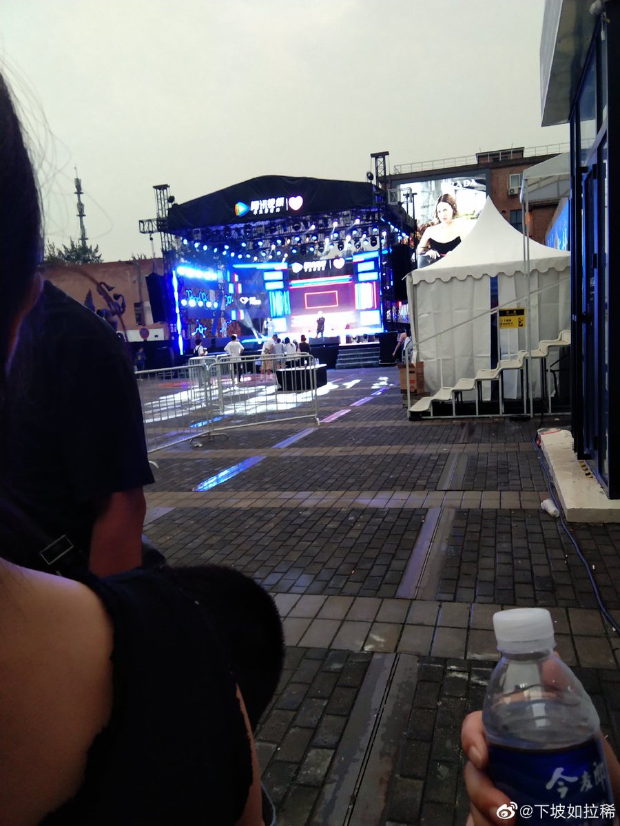 [20190809]
มีแฟนๆได้อัพเว่ยป๋อเกี่ยวกับเจฟฟรี่ที่ไปซ้อมงาน doki大爬梯夏日音乐会 เมื่อวานนี้ ซึ่งงานนี้จะจัดขึ้นในวันนี้ #เจฟฟรี่ #董又霖