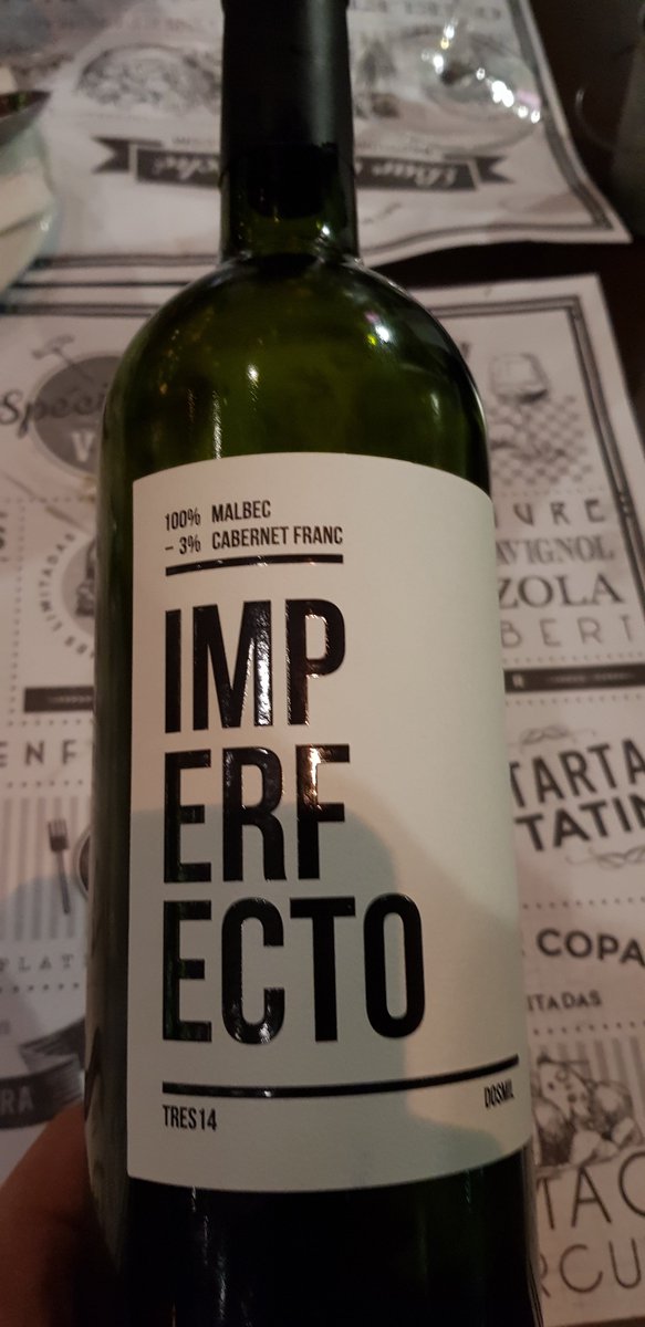 Nadie es perfecto. Ni este malbec contaminado con cabernet franc.

Ahora bien...esta muy cerquita. Y en restaurant con descorche todavia más cerca.