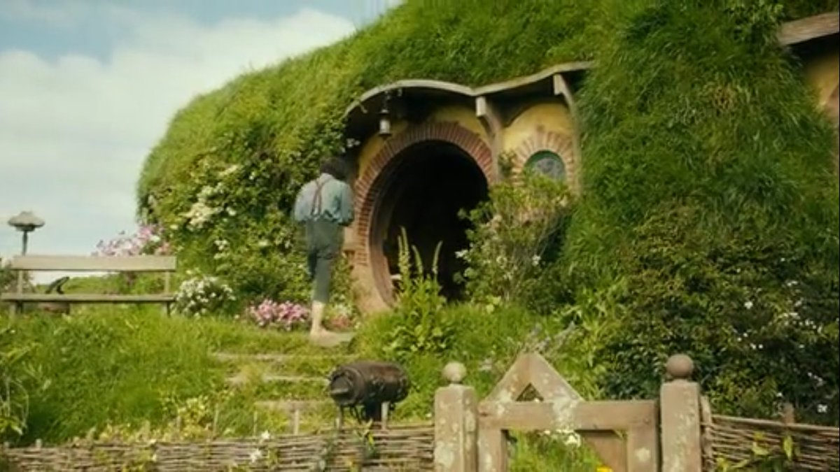 हे खरे आहे कि काश्मिर खोरे अजुनही  तणावपूर्ण आहे.पण परिस्थिती आता पुर्व पदावर येत आहे .कृपया चुकीचा संदेश पसरू 
नका.