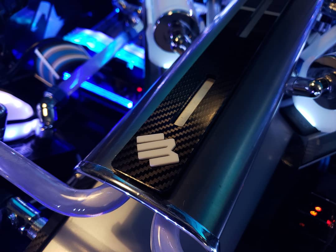 EnviousMods's tweet photo. The Splitr DK05 dual PC desk mod has been serving me well!

It features 2 systems; one as a workstation and one for gaming!

#AORUS #pcmodding #Splitr #DK05 #lianli #alphacool #modmymods #gigabyte #teamgroup https://t.co/WL0MOPqQmt