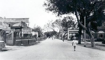 PuneCityLife's tweet photo. East Street, Pune in 1950s. People say this is today's East Street between George Restaurant and Mayur Restaurant. #PCLHistory
(Copyright with respective owners) https://t.co/SjM2KdPzeZ