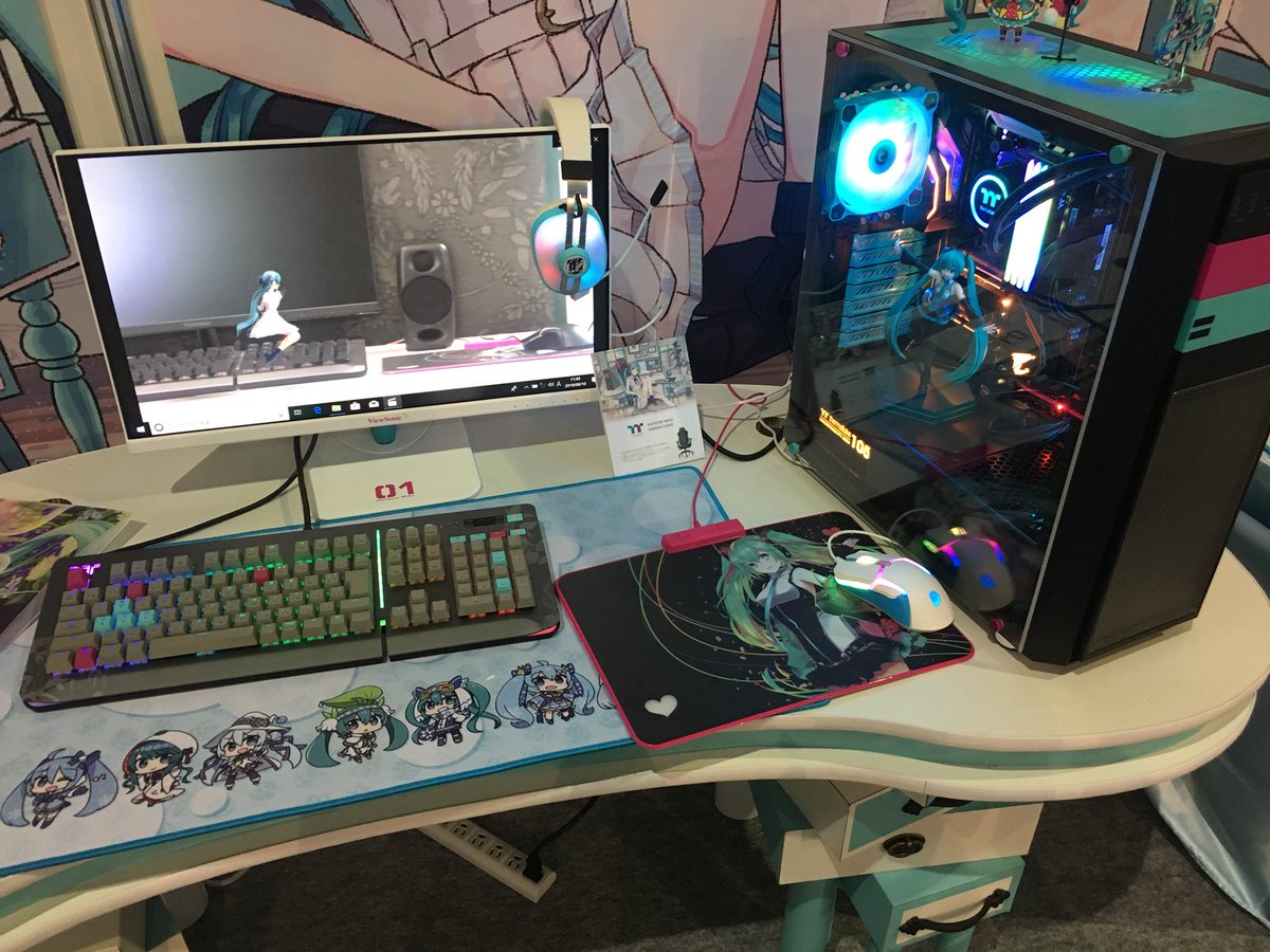 初音ミク マジカルミライ 公式 出展ブース10 Tsukumoブースでは ミクの部屋 をテーマに ノートパソコン ゲーミングチェア スピーカーなどpc周辺アイテムを中心に展示中 来場者特典もございますので是非お立ち寄りくだいさいっ マジカルミライ