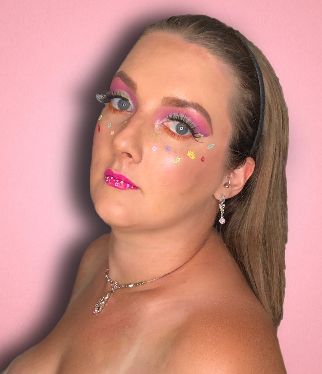 learnwithlib's tweet photo. Candy land 🍭 

This is my first look EVER using loose glitter! 😍 @glitterlambs King Kandy glitter is so cute I just had to do a look inspired by the colors in it! 

#glitterlambs #kingkandy #CANDYLAND #candylandmakeup #glitter https://t.co/5UlwcJsQwn