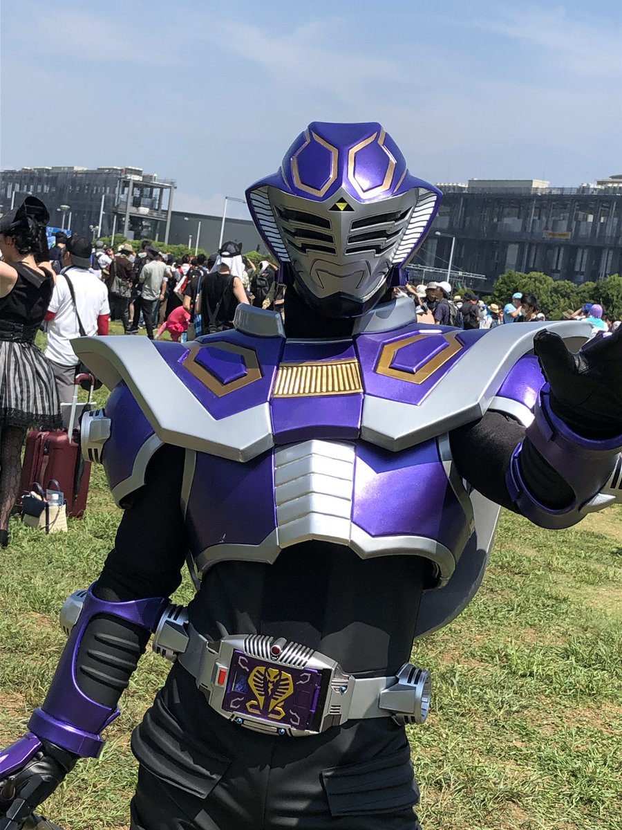 Opの曲が流れてくる 仮面ライダー龍騎に登場する仮面ライダー王蛇のコスプレのクオリティが高すぎる C96 Togetter