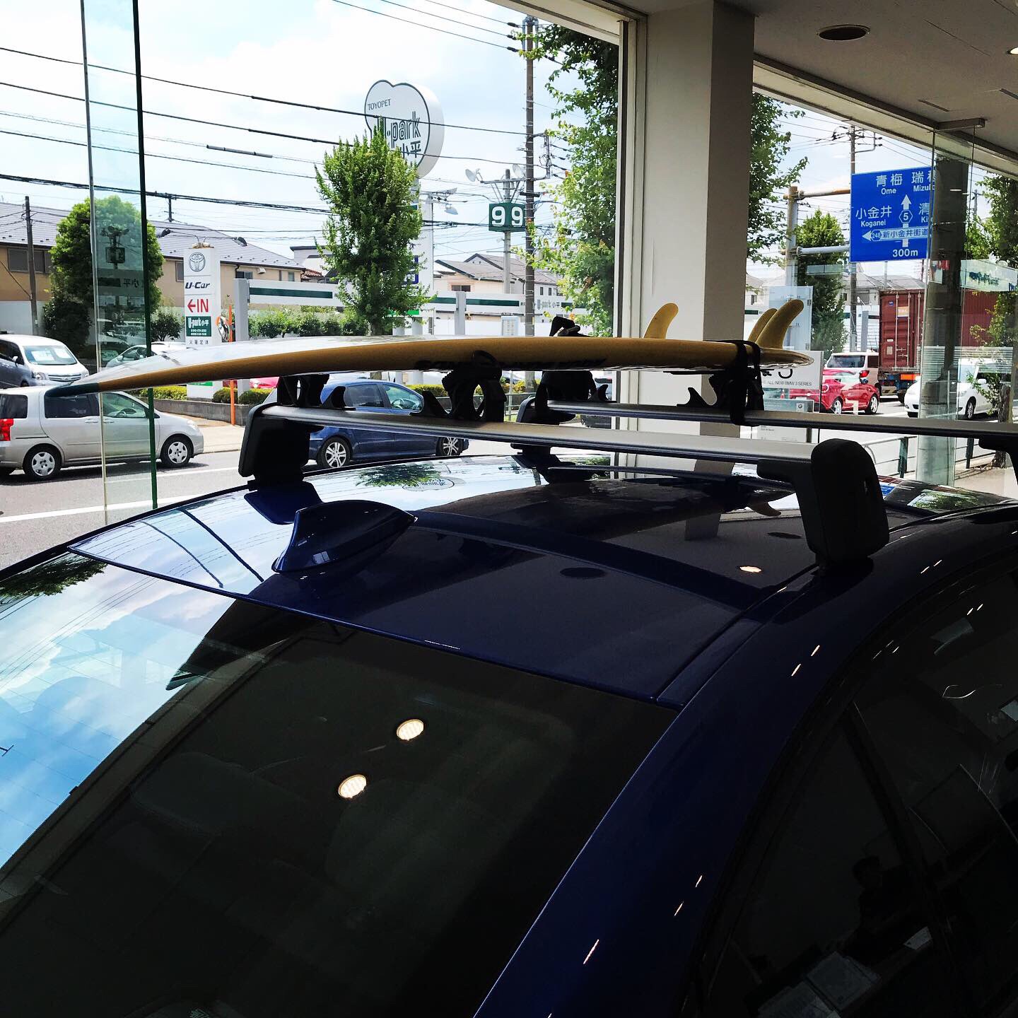 Toto Bmw サーフィン好きの多い当社 展示車にまでキャリアを 海を思わせるポルティマオブルーにサーフボードが似合ってますね 他にもm Performanceグリルやm Performanceペダルなどのオプションを装着 Toto Bmw東久留米ショールームに展示中 お待ちして