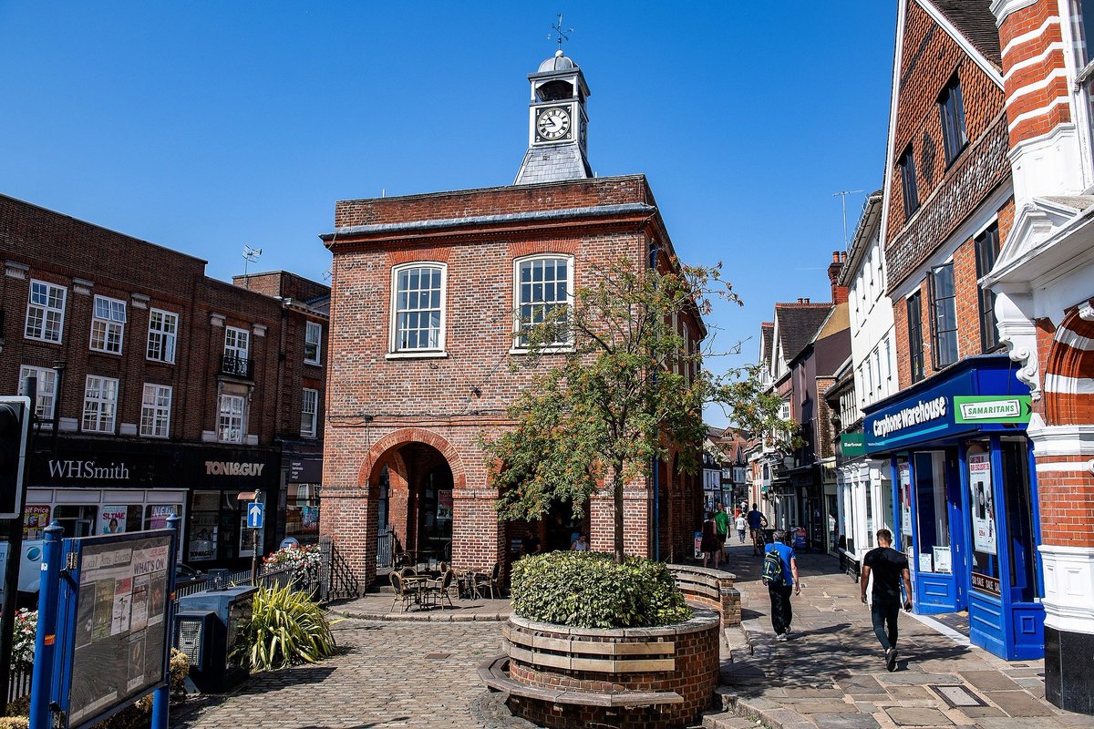 reigatebanstead's tweet photo. If you are visiting Reigate today then come along to the Reigate Artisan Food Market in Tunnel Road from 10am-4pm. Enjoy artisan street food and drink, browse stalls selling hand-made goodies by local makers and enjoy the live entertainment - plenty for everyone #myrbbc #reigate https://t.co/OkFhmHqYPd