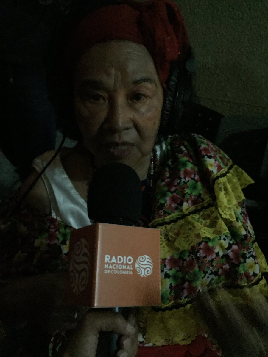 La alegría de tener a Totó La Momposina recién bajada de tarima en la <a href="/feriadelasflore/">feria de las flores</a> . Estamos Al Aire por <a href="/RadNalCo/">Radio Nacional CO</a> en Medellín 🌼🌺🌹💐 <a href="/cantadoratoto/">TOTO LA MOMPOSINA</a>