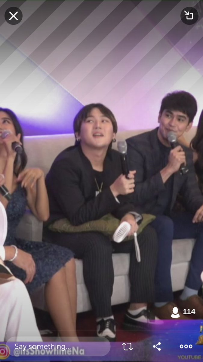 gigi001025's tweet photo. While watching the LIVE @itsShowtimeNa OMG. GWAPO TALAGA NUNG NASA GITNA. 😍😍😍💕
@_jinhobae @BaeconsOfc 

#BidamanTheBigBreak 
#JinHoBaeOnShowtimeOnline https://t.co/Blb85V73yY