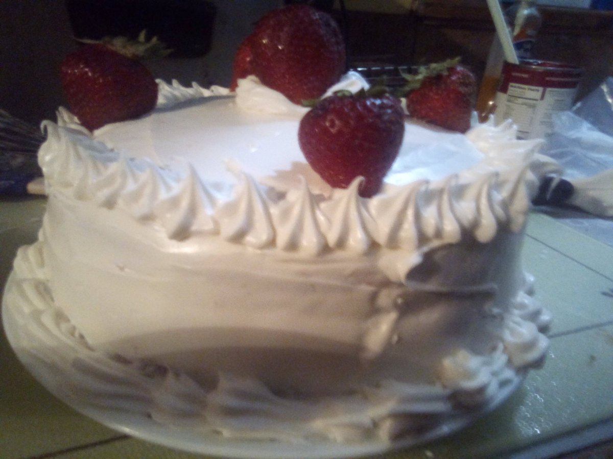 MewcasterVT's tweet photo. Cake one done and decorated! Its, white cake with a mixture of fluffy and white icing between the cakes is strawberry filling ❤️ #Ilovetobake #ihelpedmakeit #cake #sweettoothlife #lastdayofthefair
@RexRTs #Bakerslife @Retweet195 #foodporn https://t.co/jjyp1WQASO