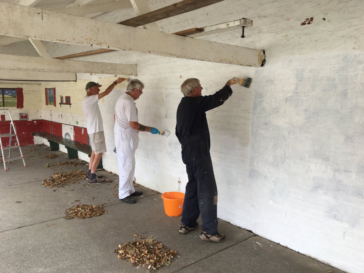 Na_Shers's tweet photo. Nettlestone &amp; Seaview Shed Men (the NaShers) have completed painting the walls of the old “cow shed” shelter for the children of ⁦@NettlestonePri⁩ We just need our own shed/workshop on #iwnews ⁦@UKMensSheds⁩ ⁦@IOWShedMen⁩ ⁦@islandecho⁩ ⁦@iwradiolucy⁩ https://t.co/gvb5bUdUQN