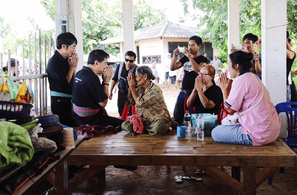 Lynn_Lalitporn's tweet photo. ภารกิจวันนี้เมื่อ 2 ปีที่แล้ว
ให้กำลังใจพี่น้องร้อยเอ็ดที่อพยพมาอยู่บริเวณองค์การบริหารส่วนตำบลพระธาตุ พร้อมมอบถุงยังชีพให้แก่ผู้ประสบอุทกภัย ในฐานะประธานมูลนิธิ ม.ร.ว.เสนีย์ ปราโมช ที่ อ.เชียงขวัญ จ.ร้อยเอ็ด (10 ส.ค.2560)
#อภิสิทธิ์เวชชาชีวะ
#theabhisitway
#AbhisitVejjajiva https://t.co/wxssCiBgQw