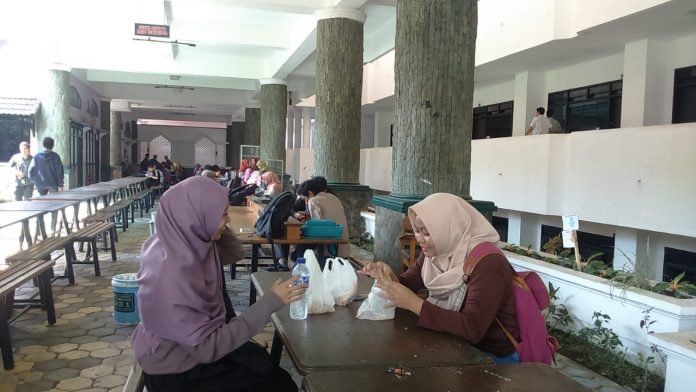Universitas Muhammadiyah Malang | UMM on X: "4. Kantin 3,5 Anak GKB I pasti  nggak asing sama 3,5. Kenapa disebut 3,5? Karena letaknya ada di antara  lantai 3 dan 4. Konon, karena