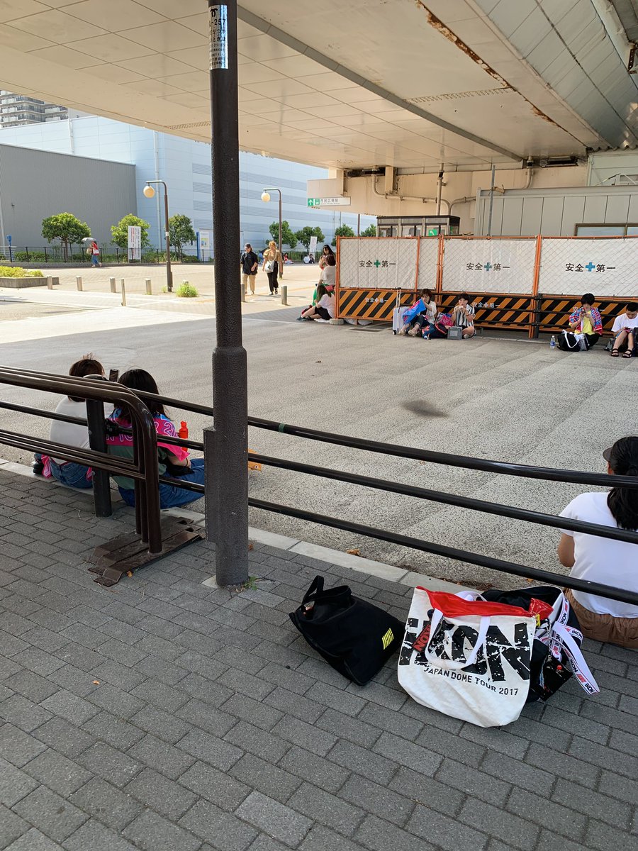 📣現地販売

こちらで開始します😌
現地購入か現地受領かをお伝えください！１セット3000円です！！