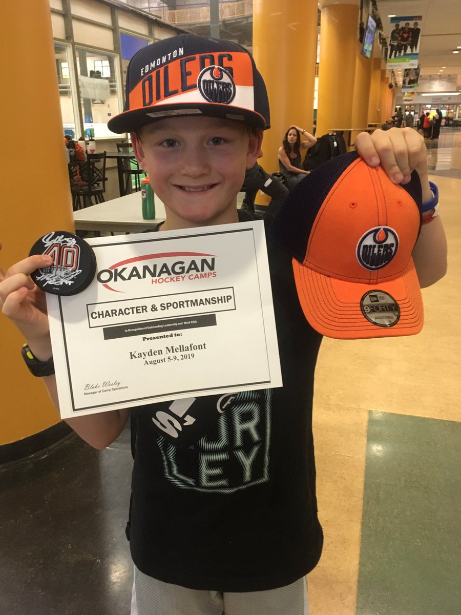 mommaMelly_08's tweet photo. Super proud of this kid!! Won the character and sportsmanship award @OkanaganHockey @EdmontonOilers  #workhard  #hockeylife https://t.co/mS0GOcbTsj