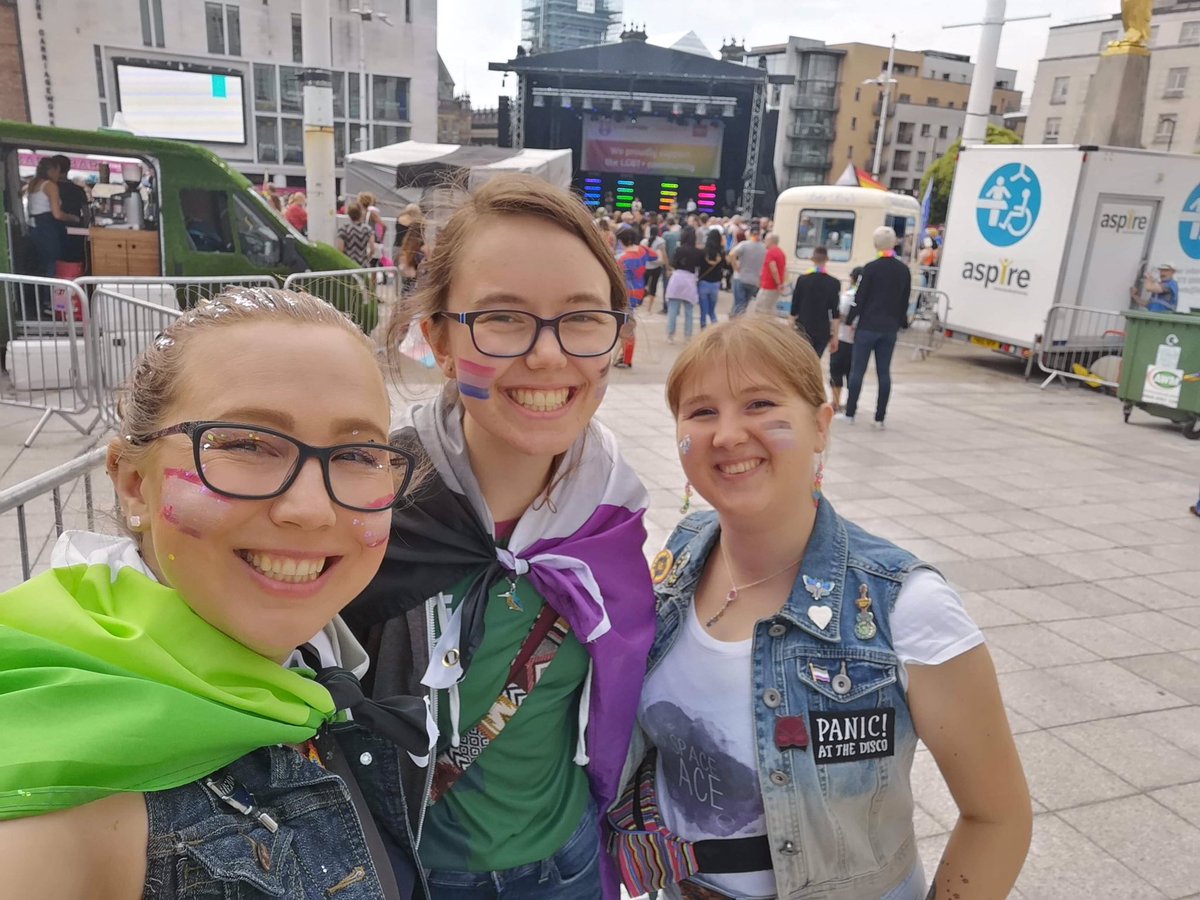 Just gonna post some ADORABLE photos of the Griffins at Leeds Pride a few days ago! 🌈🌈🌈🌈🌈
#leedspride #loveislove