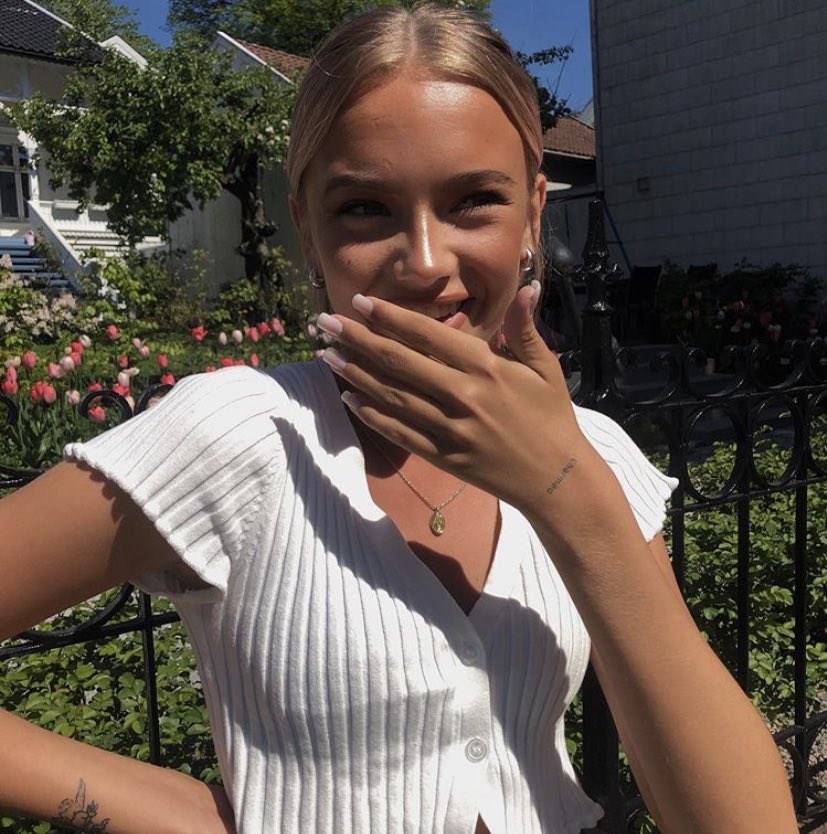 soiecouture's tweet photo. Emma Ellingsen is so pretty she stays making me feel ugly https://t.co/HYlL5MEcj7