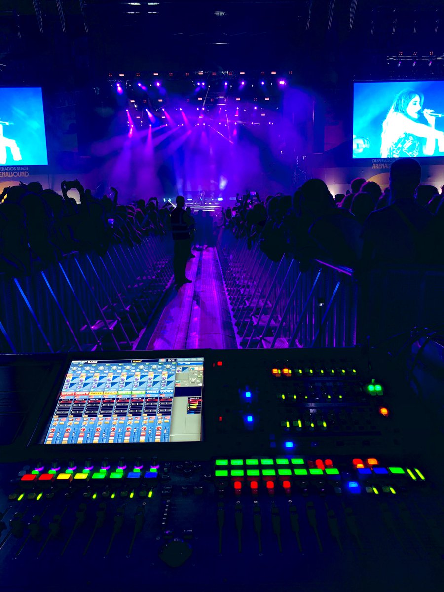 RLProducer's tweet photo. Hace una semana estabamos partiendolo en el @ArenalSound con el Akelarre de Lola Indigo!🙌🏻🙌🏻
#fohengineer #audioengineer #midaspro https://t.co/h0pFS06xDV