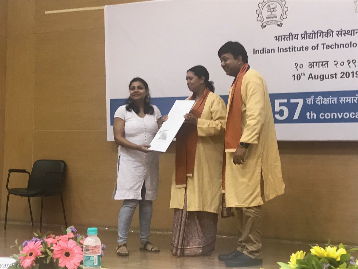 BsbeIitb's tweet photo. Dr. Renu Swarup ⁦@RenuSwarup⁩ presenting academic excellence awards to students https://t.co/C6w8n383yz
