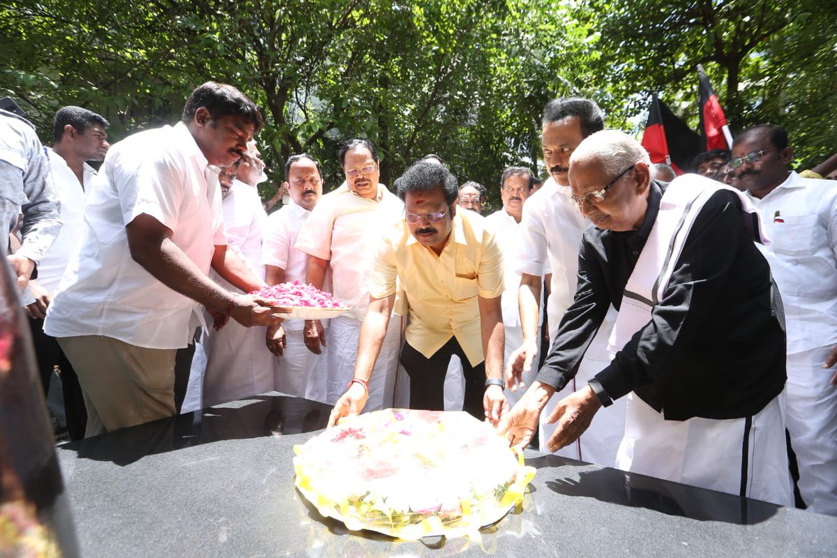 DMKVellore_'s tweet photo. கழக தலைவர் திரு.@mkstalin அவர்களுடன் வேலூர் நாடாளுமன்ற தொகுதியில் வெற்றி பெற்ற @dmkathiranand கலைஞர் அவர்களின் மெரினா ஓய்விடம், கோபாலபுரம் இல்லம், பெரியார் திடலில் மலர்தூவி அஞ்சலி செலுத்தினர். @KPonmudiMLA, @R_Gandhi_MLA, @PKSekarbabu, @VelloreDmk உடனிருந்தனர்
#VelloreLSElection https://t.co/8rIL2E5UAu