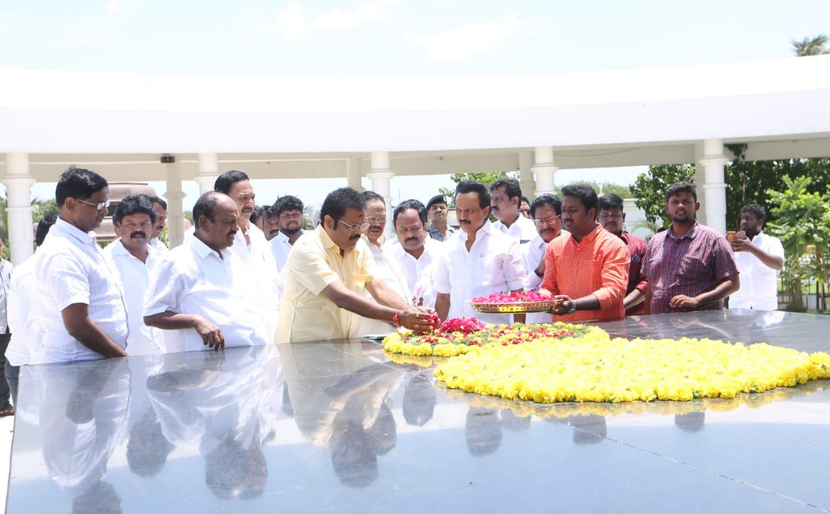 DMKVellore_'s tweet photo. கழக தலைவர் திரு.@mkstalin அவர்களுடன் வேலூர் நாடாளுமன்ற தொகுதியில் வெற்றி பெற்ற @dmkathiranand கலைஞர் அவர்களின் மெரினா ஓய்விடம், கோபாலபுரம் இல்லம், பெரியார் திடலில் மலர்தூவி அஞ்சலி செலுத்தினர். @KPonmudiMLA, @R_Gandhi_MLA, @PKSekarbabu, @VelloreDmk உடனிருந்தனர்
#VelloreLSElection https://t.co/8rIL2E5UAu